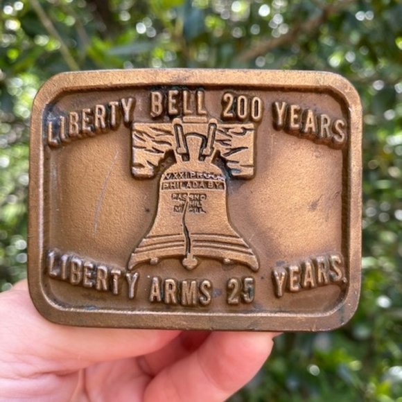 🌟 SALE 🌟VTG BRASS Liberty Bell 200 Years LIBERTY ARMS 25 Years BELT BUCKLE - Picture 1 of 6